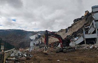 Çorum'da iş makinesi çöken binanın altında kalmaktan son anda kurtuldu