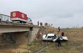Çorum'da köprüden düşen otomobilin sürücüsü yaralandı