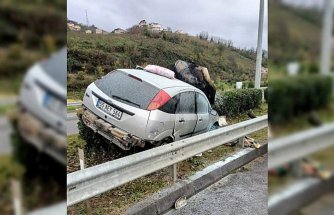 Giresun'da bariyerlere çarpan otomobilin sürücüsü yaralandı