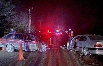 GÜNCELLEME - Bolu'da iki otomobilin çarpıştığı kazada 1 kişi öldü, 5 kişi yaralandı