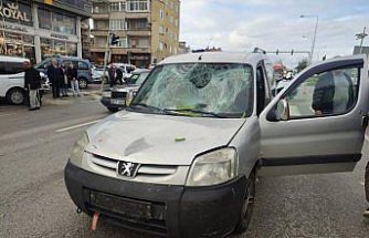 Hafif ticari aracın çarptığı bisikletli ağır yaralandı