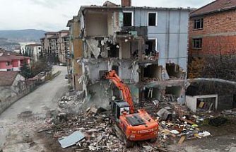 Karabük'te doğal gaz kaynaklı patlama meydana gelen binanın yıkımına başlandı