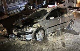 Karabük'te duvara çarparak alev alan otomobil kullanılamaz hale geldi