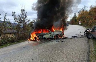 Kastamonu'da hafif ticari araçla çarpıştıktan sonra alev alan otomobildeki 2 kişi yaralandı