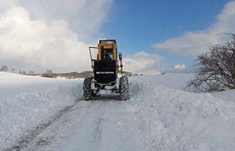 Kavak'ta belediye ekipleri karla mücadele çalışması yürütüyor