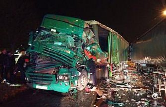 Rize'de tırın kırmızı ışıkta bekleyen tıra çarptığı kazada 1 kişi yaralandı