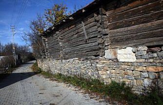 Roma dönemine ait tapınaktaki kabartmalı taşlar köydeki eski yapıları süslüyor