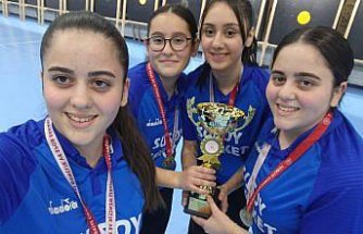 Salıpazarı Anadolu Lisesinin kız masa tenisi takımı il birincisi oldu