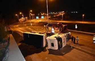 Sinop'ta kömür yüklü tır devrildi, 2 kişi yaralandı