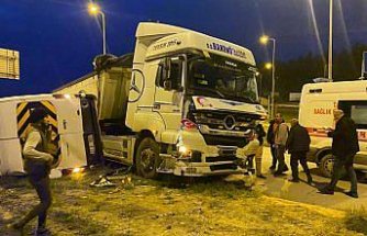 Sinop'ta tır ile çarpışan servis minibüsü şoförü yaralandı