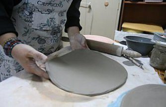 Tokat'ta seramik eğitimi alan kadın süs eşyaları yapıyor