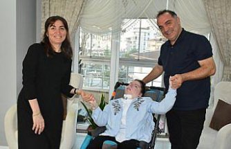 Yatağa bağımlı lizensefali hastası kızlarına ömürlerini adadılar