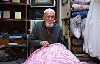 Yorgancı Şerafettin dede 72 yıldır iğnesini elinden bırakmıyor