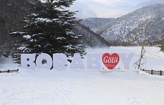 Amasya'daki Boraboy Gölü'nün yüzeyi buzla kaplandı