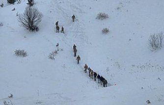 Artvin'de çığ altında kalan 2 kişiyi arama çalışmaları sürüyor