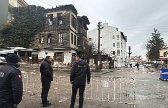 Bolu'da çökme yaşanan binadan düşen parçalar park halindeki araca hasar verdi