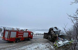 Çorum'da devrilen tırın sürücüsü yaralandı