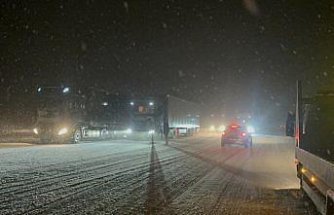 Çorum'da kar yağışı nedeniyle ulaşım aksadı