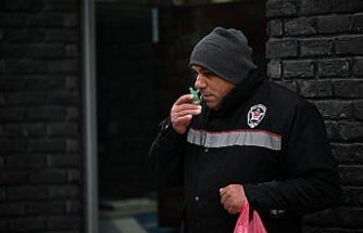 Düzce'de görme engelli seyyar satıcı, 20 yıldır aynı noktada çocukları sevindiriyor