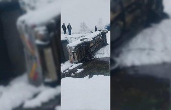 Düzce'de kanala devrilen pikaptaki 2 kişi yaralandı