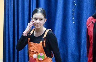 Gönüllü çocuklar akranlarına sporun ve sağlığın önemini tiyatroyla anlatıyor