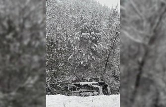 Gümüşhane'de devrilen ambulanstaki 3 sağlık personeli yaralandı