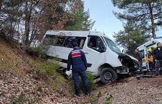 Karabük'te şarampole sürüklenen minibüsteki 17 kişi yaralandı