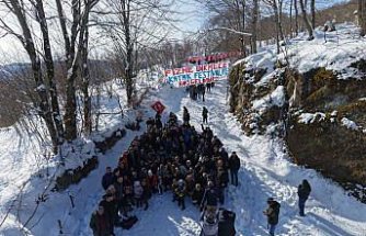 Ordu'da yaklaşık 100 kişinin tek sıra halinde karda kayması renkli görüntüler oluşturdu