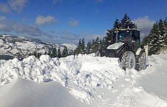 Samsun'da belediye ekiplerinin karla mücadelede zorlu mesaisi sürüyor
