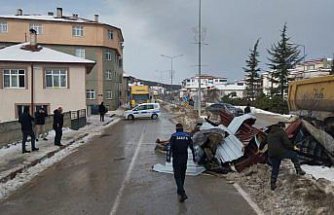 Samsun'da kuvvetli rüzgar nedeniyle okul çatısının bir bölümü yola düştü