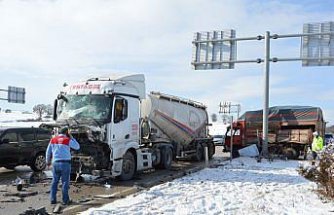 Samsun'da tır ile kamyon çarpıştı, 2 kişi yaralandı
