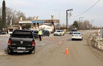 Sinop-Ayancık kara yolunda heyelan riskine karşı trafik kontrollü olarak sağlanıyor
