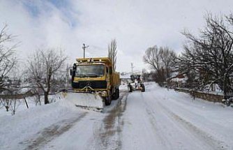 Tokat Valisi Köklü, kapanan köy yollarını açan ekipleri ziyaret etti