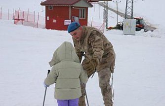 Tokat'ta jandarma, şehit ve gazi çocukları ile yakınlarına kayak eğitimi verdi