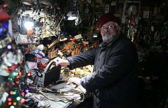 72 yaşındaki Veysel usta küçük dükkanındaki binlerce malzemenin arasından aradığını bularak tamir yapabiliyor