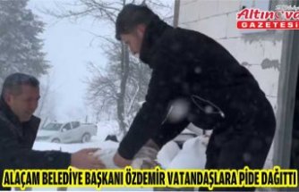 Alaçam Belediye Başkanı Özdemir vatandaşlara pide dağıttı