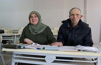 Amasya'da 30 yıllık evli çift birlikte okuma yazma öğreniyor