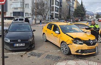 Amasya'da çarpışan iki otomobilin sürücüsü yaralandı
