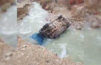 Amasya'da dereye devrilen otomobildeki 2 kişi yaralandı