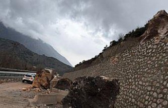 Amasya'da kara yoluna düşen kaya parçaları ulaşımın aksamasına yol açtı