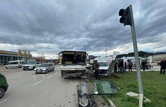 Amasya'da midibüs ile hafif ticari aracın çarpıştığı kazada 6 kişi yaralandı