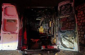 Amasya'da seyir halindeyken yangın çıkan nakil aracındaki hasta ile refakatçileri kurtarıldı