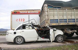 Amasya'da tıra çarpan otomobildeki 2 kişi öldü