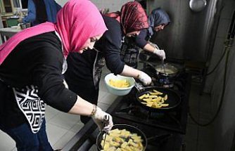 Anne ve babalar “güçlü aile“ için çocuklarıyla mutfakta ve sahada buluşuyor