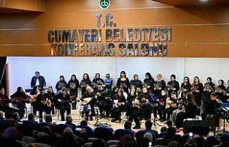 Belediye başkanının bağlamasıyla eşlik ettiği ilçe halk korosu unutulmaz şarkıları seslendiriyor