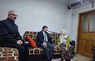 Çaykara Kaymakamı Sapmaz, yaşlı vatandaşları ziyaret etti