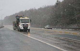 D-100 kara yolunun Bolu Dağı geçişinde kar etkili oluyor
