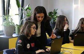 Dijital odaklı çalışmalarıyla öğrencileri teknoloji çağına hazırlıyor