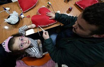 Düzce'de babalar ve kızları sevgilerini yastıklara işledi