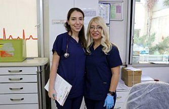 Genç doktor aynı hastanede hemşire annesiyle omuz omuza görev yapıyor